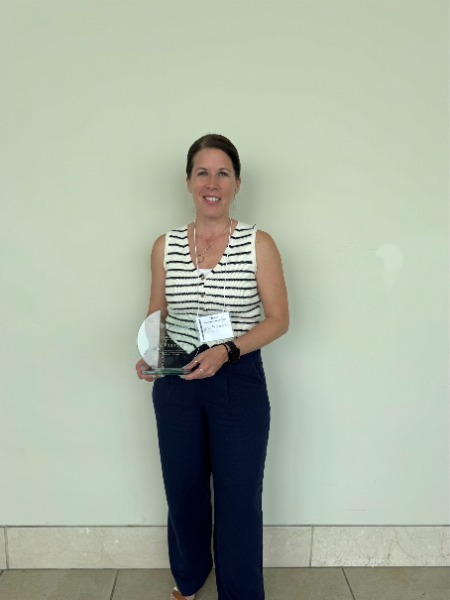 Jana Amoroso holding up her award.